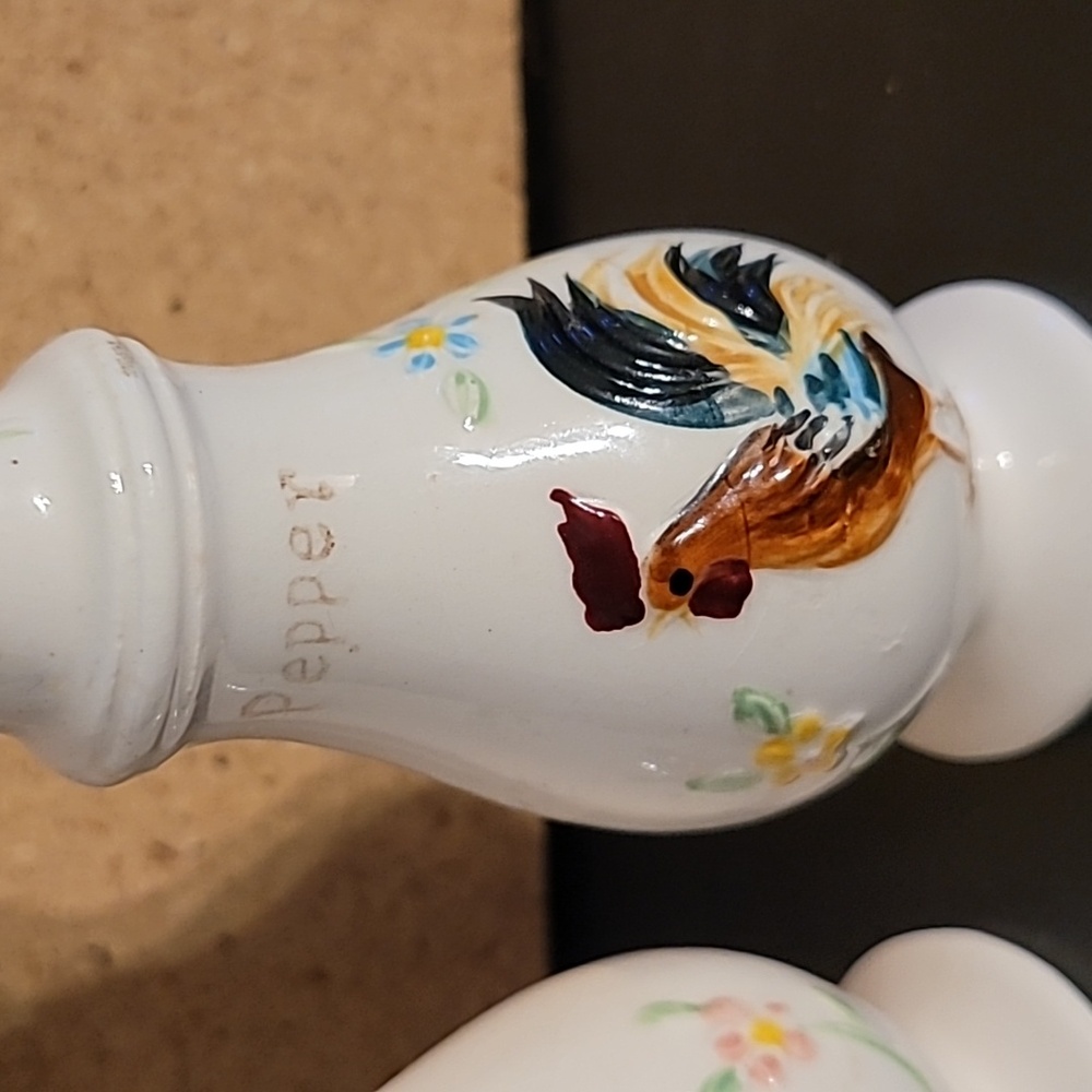 Vintage Enesco Chicken & Rooster Salt & Pepper Shakers - Picture 7 of 9